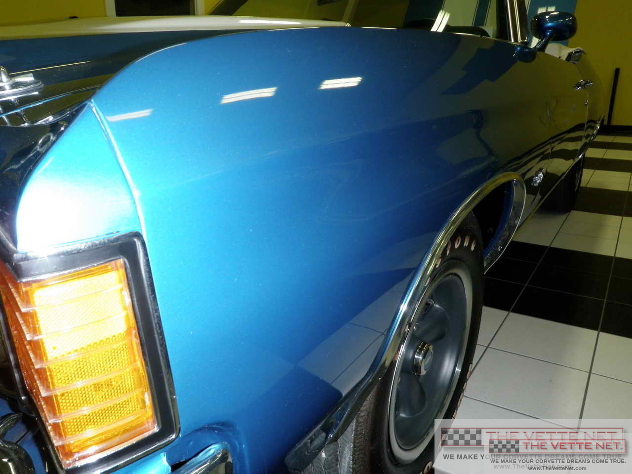 1972 Corvette Convertible Blue / White